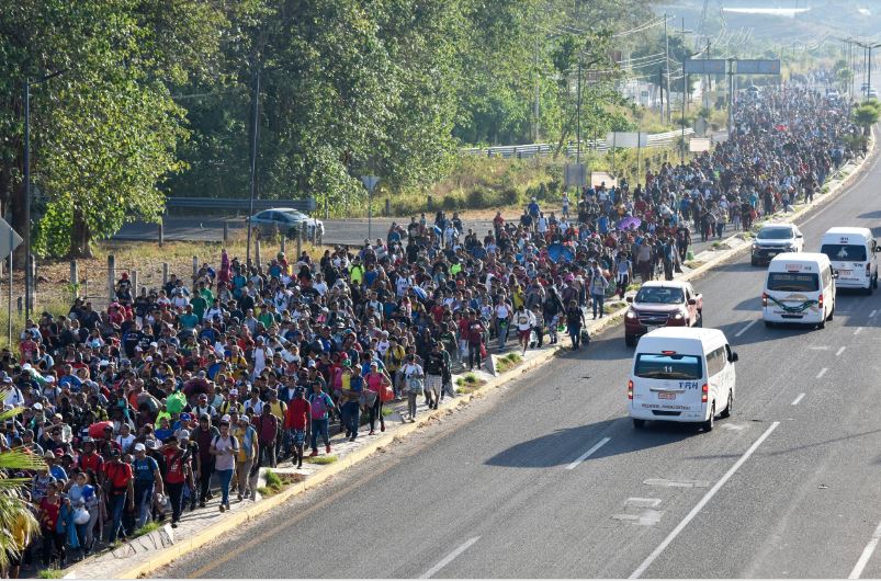 DES MILLIERS DE MIGRANTS ONT FORMÉ UN CONVOI DANS LE SUD DU MEXIQUE ET SE DÉPLACENT Á PIED VERS LE NORD POUR ATTEINDRE LA FRONTIÈRE DES ÉTATS -UNIS .