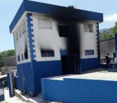 HAÏTI -INSÉCURITÉ:DÉTERMINÉ À PRENDRE LE CONTRÔLE DE CARREFOUR-FEUILLES LE GANG DE GRAND RAVINE INCENCIÉ LE SOUS -COMMISSARIAT DE SAVANE PISTACHE ..