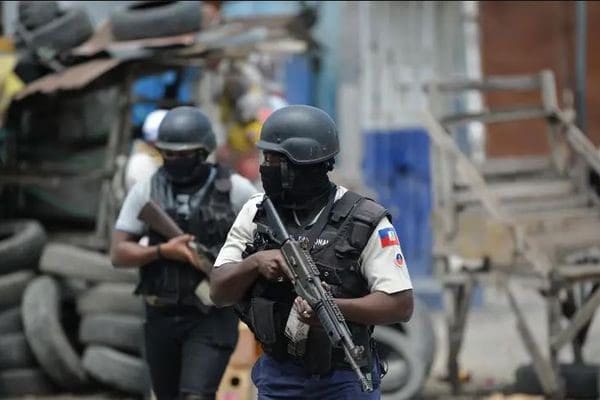 ARRESTATION DE TROIS AVOCATS DANS SA RÉSIDENCE À FERMATHE .