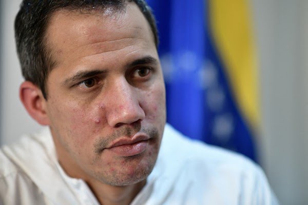 L'OPPOSANT FAROUCHE DU VÉNÉZUELA JUAN GUAIDÓ AFFIRME AVOIR TRAVERSÉ LA FRONTIÈRE COLOMBIENNE À PIED .