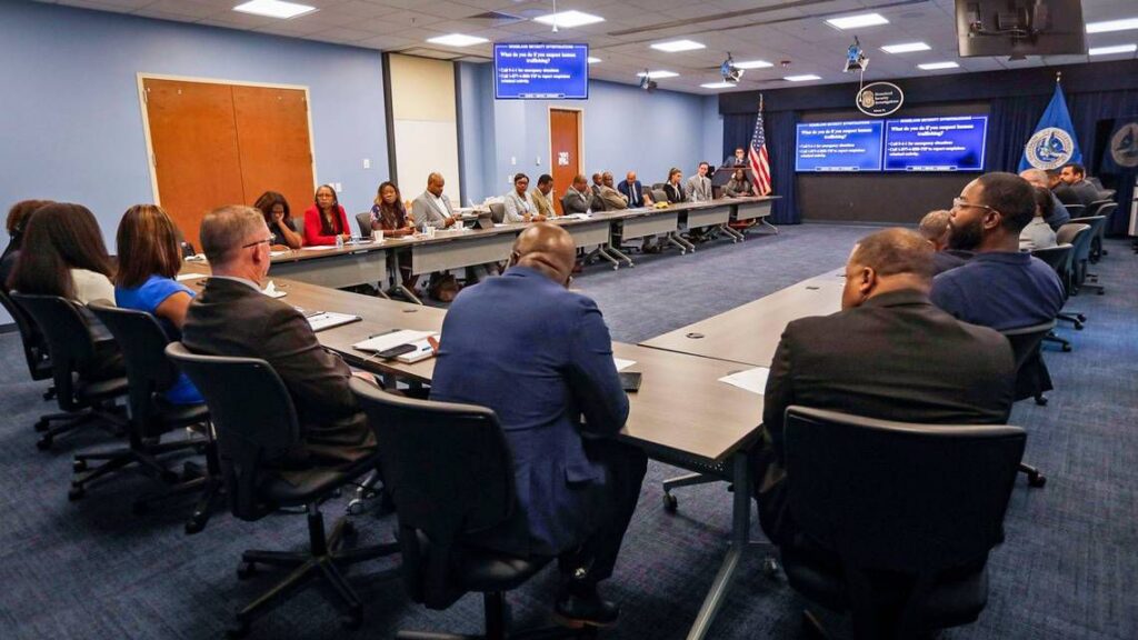 TRAFFIC D'ARMES ILLÉGALES DES AGENTS FÉDÉRAUX RENCONTRENT LES LEADERS DE LA COMMUNAUTÉ HAITIENNE DE MIAMI .