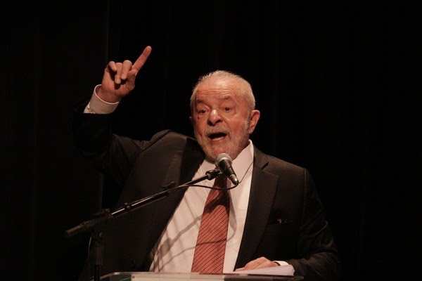 LE PRÉSIDENT DU BRÉSIL LUIZ INÁCIO LULA DA SILVA CHERCHER LE SOUTIEN DE LA GAUCHE FRANÇAISE .