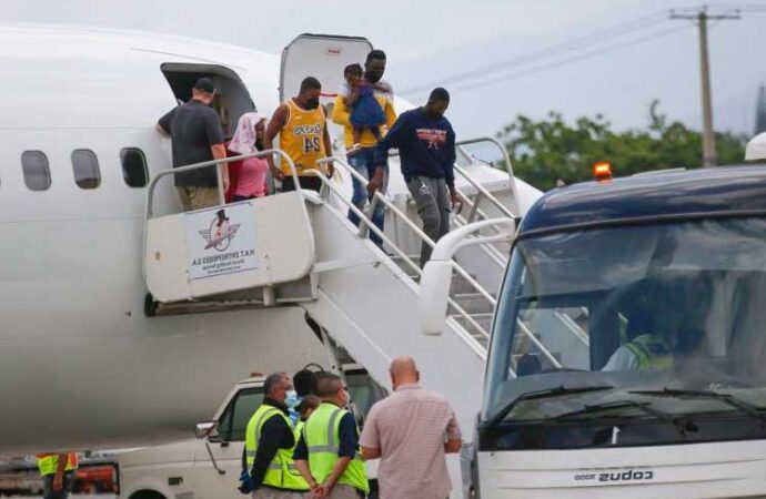 MALGRÉ LA CRISE AIGÜE LES ÉTATS -UNIS CONTINUENT D'EXPULSER LES MIGRANTS HAITIENS .