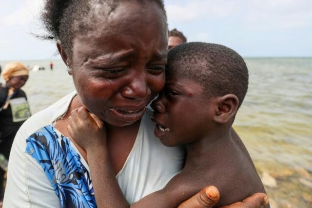 DES CENTAINES DE MIGRANTS AFRICAINS BLOQUÉS À LA FRONTIÈRE ENTRE LA LIBYE ET LA TUNISIE .