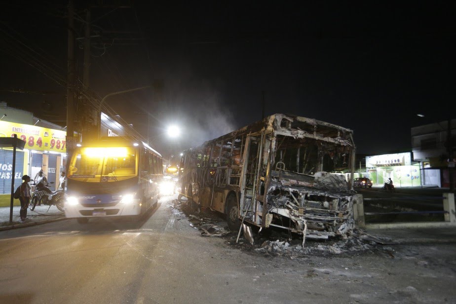 JOURNÉE DE TERREUR À RIO DE JANEIRO PLUS DE 30 BUS ET UN TREIN BRULÉS APRÈS LA MORT DE FAUSTÃO.