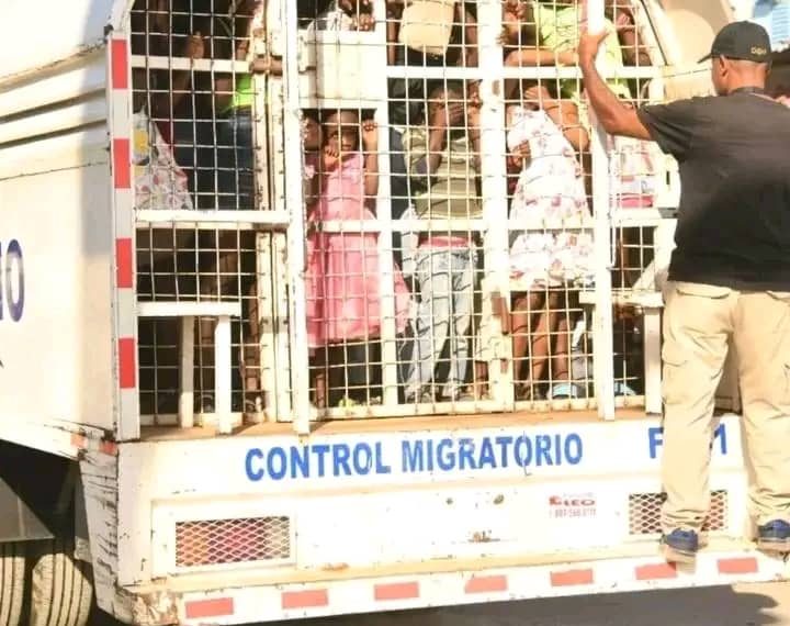 ARRESTATION D'UNE MILITANTE DES DROITS HUMAINS EN RÉPUBLIQUE DOMINICAINE PARCEQU'ELLE EST NOIRE .