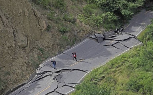 UN PUISSANT SÉISME DE MAGNITUDE 7.2 FRAPPE LE PÉROU .