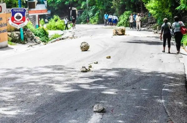 PÉTION-VILLE -INSÉCURITÉ:DES CITOYENS DE MAYOTTE TENTENT DE METTRE DES BOUCHÉES DOUBLES.