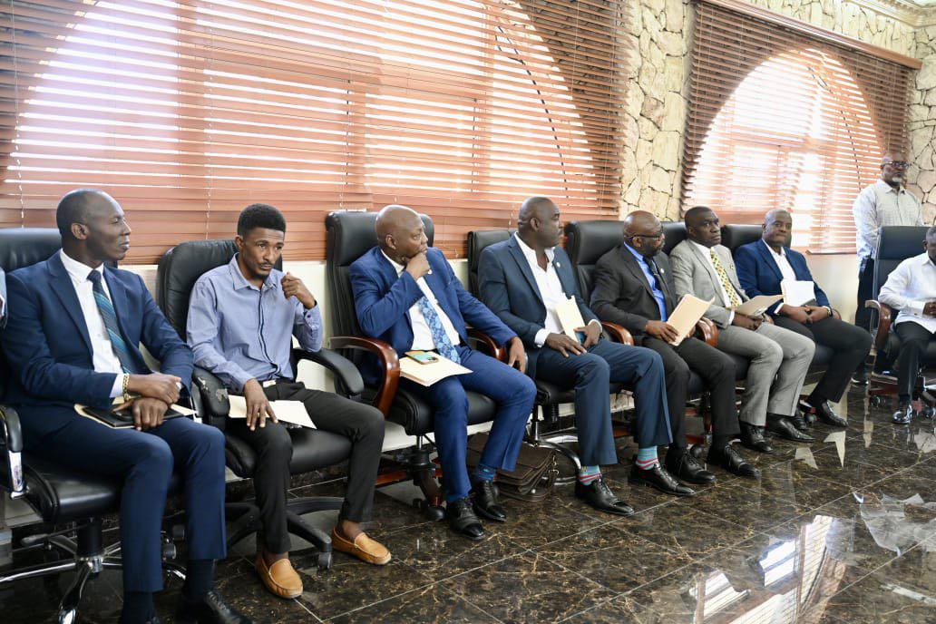 LE PREMIER MINISTRE GARRY CONILLE RENCONTRE LES AGENTS ÉXÉCUTIFS DE L' AIR MÉTROPOLITAINE DE PORT-AU-PRINCE.