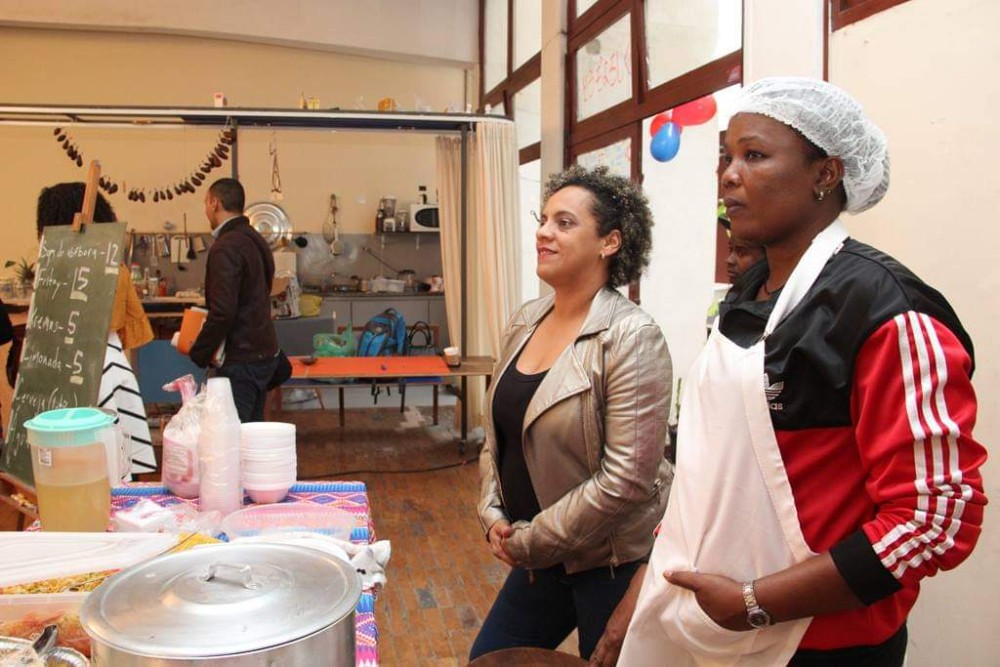 Nossa querida Chefe Myriam Espera Cadet ensinando a comida típica do Haiti que é a nossa sopa da independência.