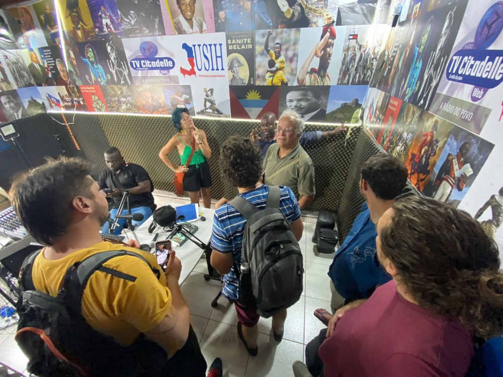 grupo Fronteiras Cruzadas (USP) com o Prof italiano Sandro Mezzadra (Università di Bologna) em visita à rádio TV Citadelle, na União Social dos Imigrantes Haitianos (USIH) em São Paulo ✊🏾